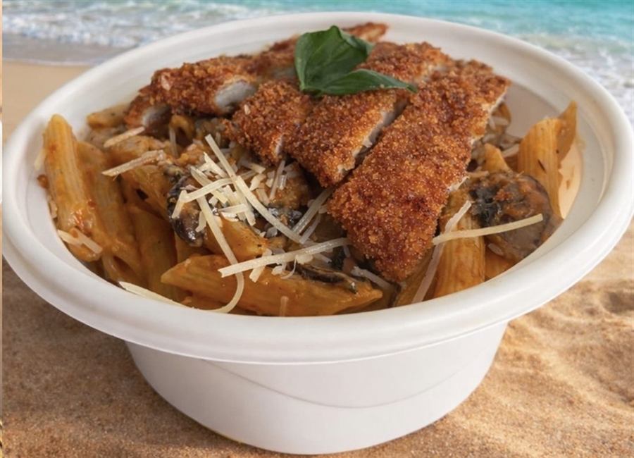 Bowl de pasta con pechuga empanada, setas y queso parmesano.