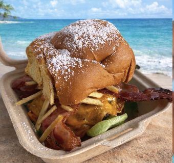 Chicken Waffle Burger en su envase, en la playa.